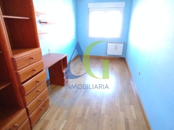 SE ALQUILA  ADOSADO DE TRES HABITACIONES EN TROBAJO DEL CAMINO.  URBANZIACION LAS MUNDINAS