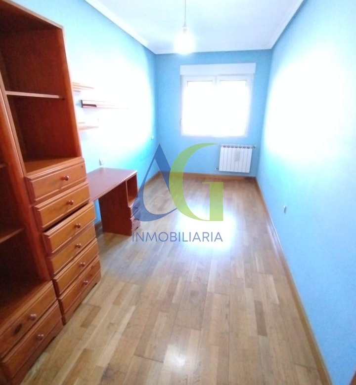 SE ALQUILA  ADOSADO DE TRES HABITACIONES EN TROBAJO DEL CAMINO.  URBANZIACION LAS MUNDINAS