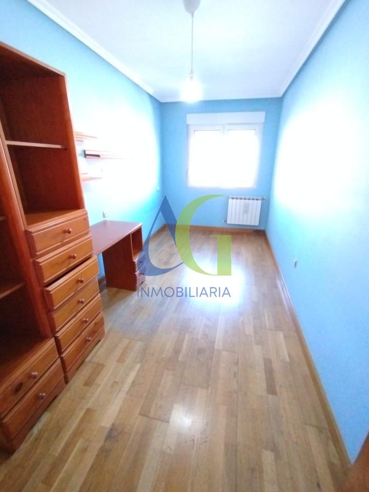SE ALQUILA  ADOSADO DE TRES HABITACIONES EN TROBAJO DEL CAMINO.  URBANZIACION LAS MUNDINAS