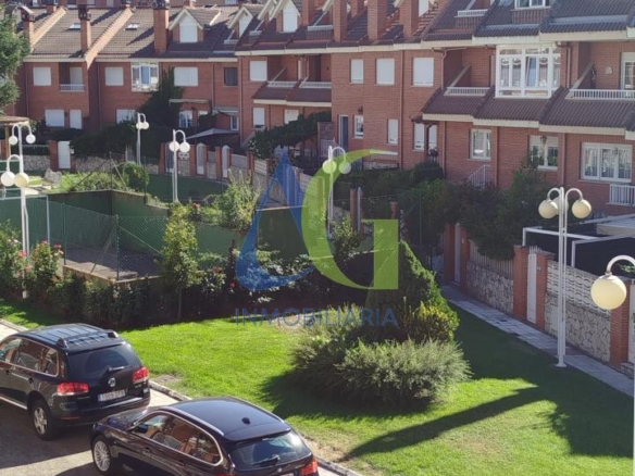 SE ALQUILA  ADOSADO DE TRES HABITACIONES EN TROBAJO DEL CAMINO.  URBANZIACION LAS MUNDINAS