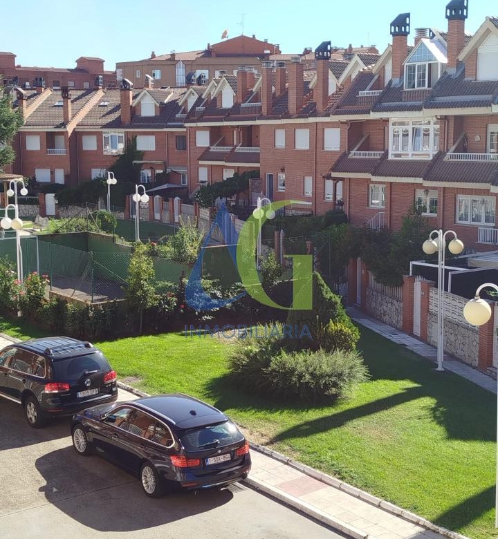 SE ALQUILA  ADOSADO DE TRES HABITACIONES EN TROBAJO DEL CAMINO.  URBANZIACION LAS MUNDINAS