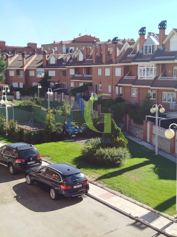 SE ALQUILA  ADOSADO DE TRES HABITACIONES EN TROBAJO DEL CAMINO.  URBANZIACION LAS MUNDINAS
