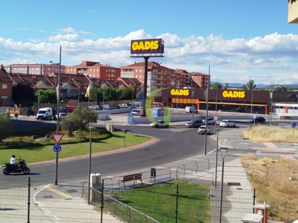 SE ALQUILA  ADOSADO DE TRES HABITACIONES EN TROBAJO DEL CAMINO.  URBANZIACION LAS MUNDINAS