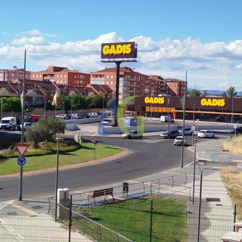 SE ALQUILA  ADOSADO DE TRES HABITACIONES EN TROBAJO DEL CAMINO.  URBANZIACION LAS MUNDINAS