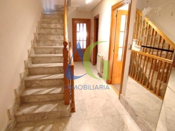 SE ALQUILA  ADOSADO DE TRES HABITACIONES EN TROBAJO DEL CAMINO.  URBANZIACION LAS MUNDINAS
