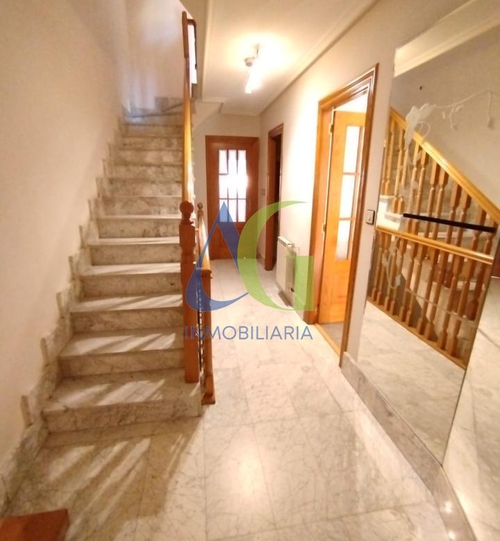 SE ALQUILA  ADOSADO DE TRES HABITACIONES EN TROBAJO DEL CAMINO.  URBANZIACION LAS MUNDINAS
