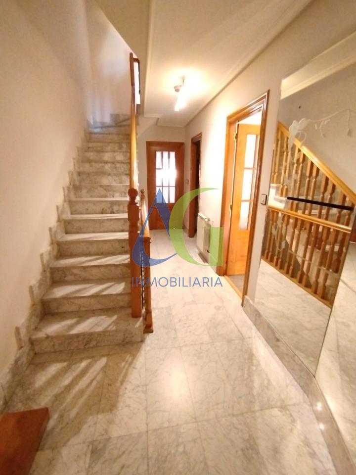 SE ALQUILA  ADOSADO DE TRES HABITACIONES EN TROBAJO DEL CAMINO.  URBANZIACION LAS MUNDINAS