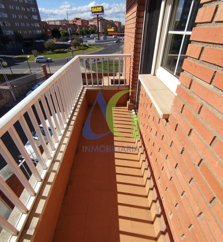 SE ALQUILA  ADOSADO DE TRES HABITACIONES EN TROBAJO DEL CAMINO.  URBANZIACION LAS MUNDINAS