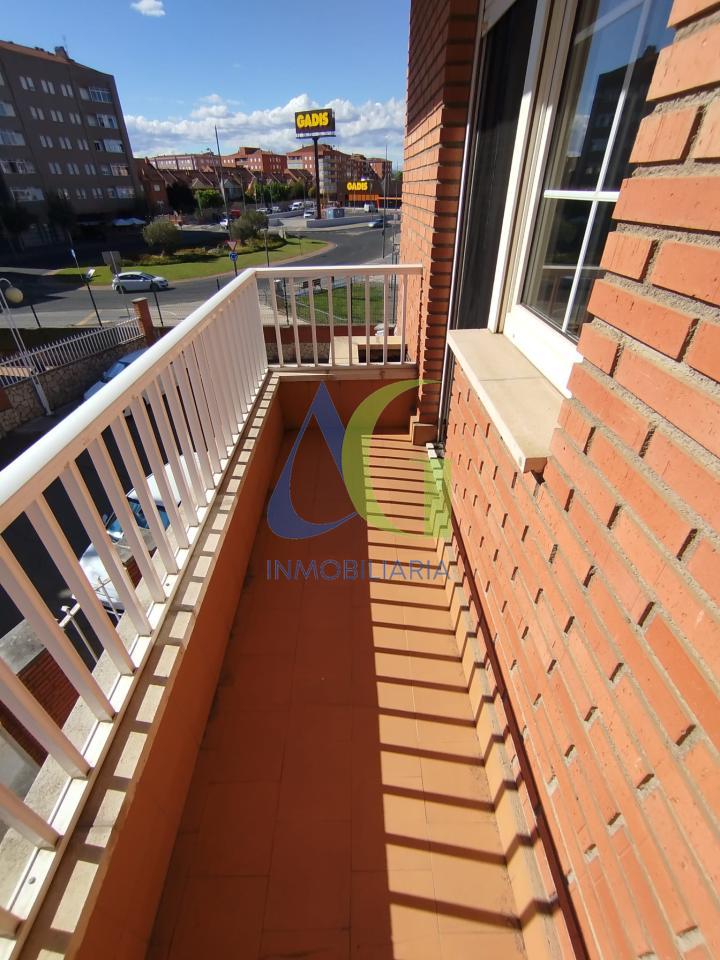 SE ALQUILA  ADOSADO DE TRES HABITACIONES EN TROBAJO DEL CAMINO.  URBANZIACION LAS MUNDINAS