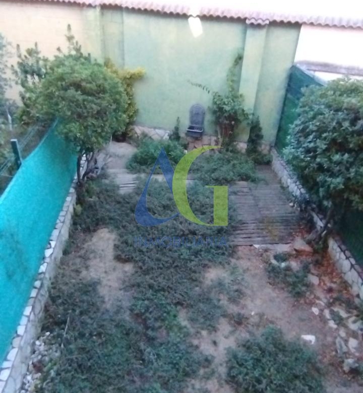 SE ALQUILA  ADOSADO DE TRES HABITACIONES EN TROBAJO DEL CAMINO.  URBANZIACION LAS MUNDINAS