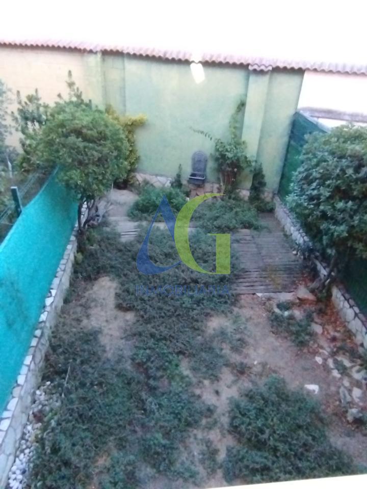 SE ALQUILA  ADOSADO DE TRES HABITACIONES EN TROBAJO DEL CAMINO.  URBANZIACION LAS MUNDINAS