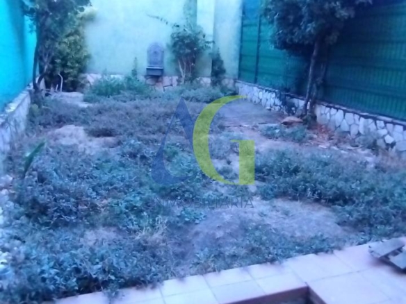 SE ALQUILA  ADOSADO DE TRES HABITACIONES EN TROBAJO DEL CAMINO.  URBANZIACION LAS MUNDINAS