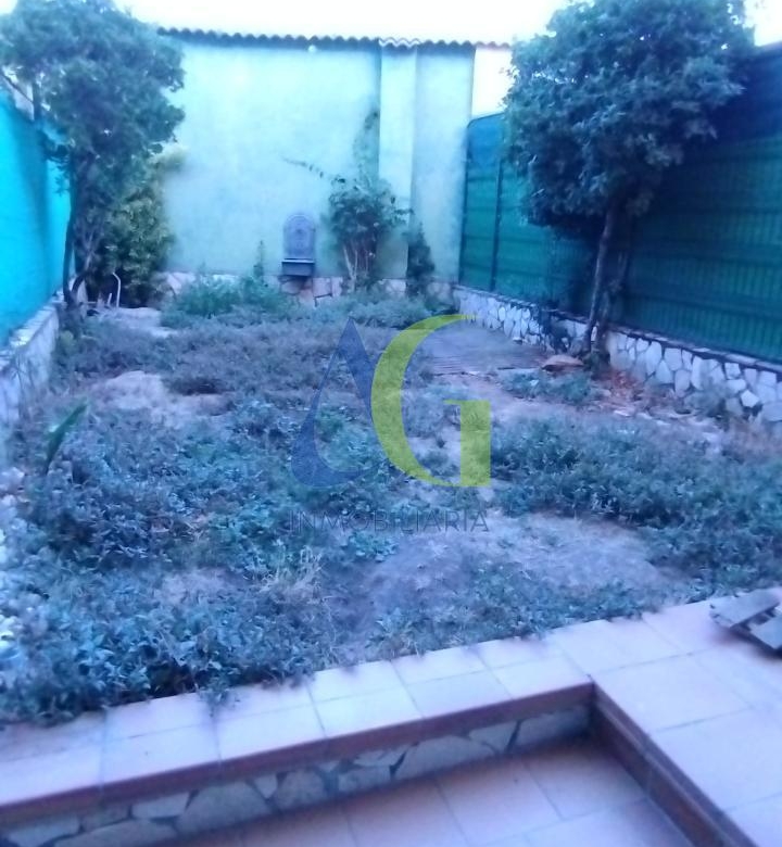 SE ALQUILA  ADOSADO DE TRES HABITACIONES EN TROBAJO DEL CAMINO.  URBANZIACION LAS MUNDINAS