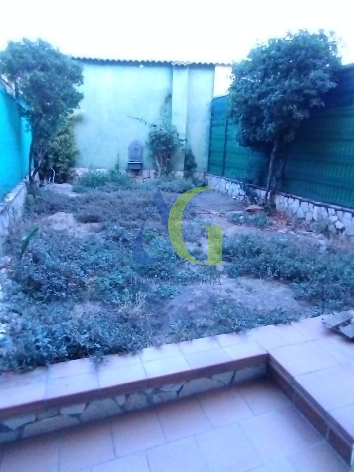 SE ALQUILA  ADOSADO DE TRES HABITACIONES EN TROBAJO DEL CAMINO.  URBANZIACION LAS MUNDINAS