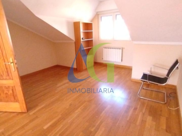 SE ALQUILA  ADOSADO DE TRES HABITACIONES EN TROBAJO DEL CAMINO.  URBANZIACION LAS MUNDINAS