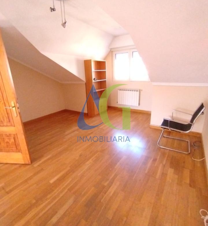 SE ALQUILA  ADOSADO DE TRES HABITACIONES EN TROBAJO DEL CAMINO.  URBANZIACION LAS MUNDINAS