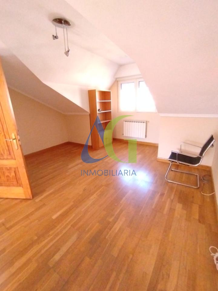 SE ALQUILA  ADOSADO DE TRES HABITACIONES EN TROBAJO DEL CAMINO.  URBANZIACION LAS MUNDINAS