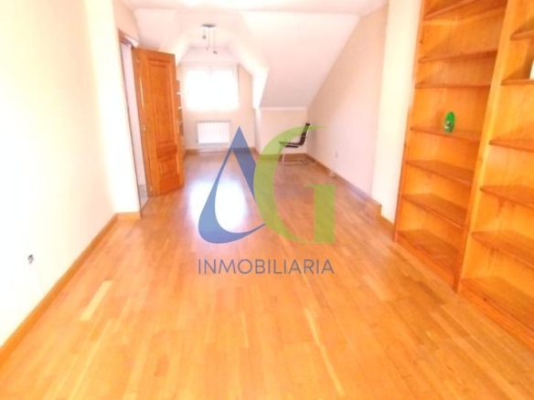 SE ALQUILA  ADOSADO DE TRES HABITACIONES EN TROBAJO DEL CAMINO.  URBANZIACION LAS MUNDINAS