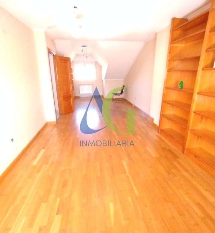 SE ALQUILA  ADOSADO DE TRES HABITACIONES EN TROBAJO DEL CAMINO.  URBANZIACION LAS MUNDINAS