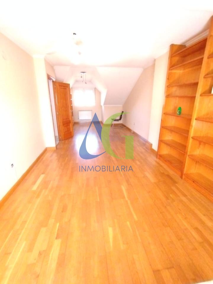 SE ALQUILA  ADOSADO DE TRES HABITACIONES EN TROBAJO DEL CAMINO.  URBANZIACION LAS MUNDINAS