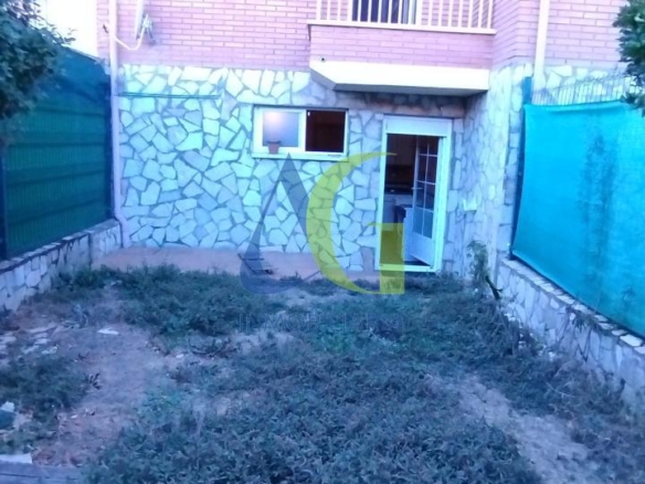 SE ALQUILA  ADOSADO DE TRES HABITACIONES EN TROBAJO DEL CAMINO.  URBANZIACION LAS MUNDINAS