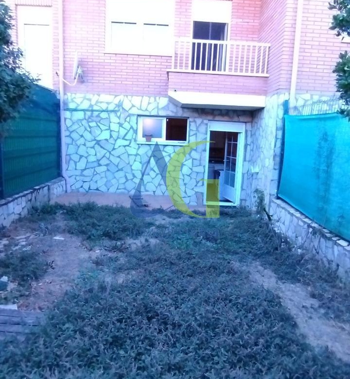 SE ALQUILA  ADOSADO DE TRES HABITACIONES EN TROBAJO DEL CAMINO.  URBANZIACION LAS MUNDINAS