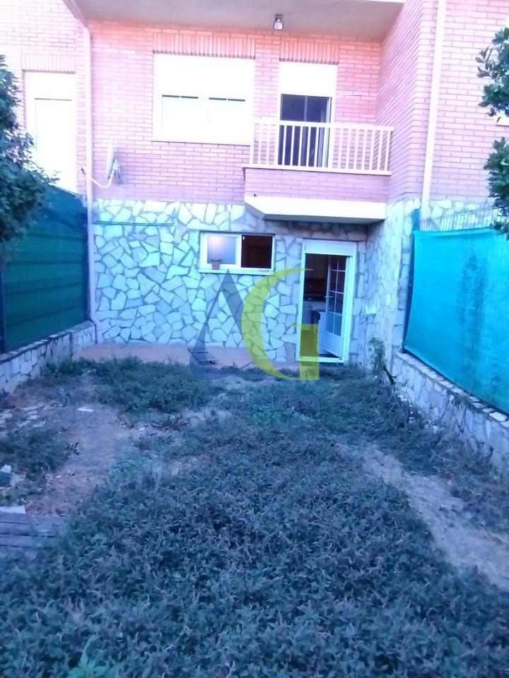 SE ALQUILA  ADOSADO DE TRES HABITACIONES EN TROBAJO DEL CAMINO.  URBANZIACION LAS MUNDINAS