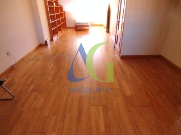 SE ALQUILA  ADOSADO DE TRES HABITACIONES EN TROBAJO DEL CAMINO.  URBANZIACION LAS MUNDINAS
