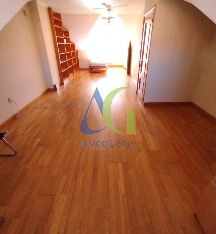 SE ALQUILA  ADOSADO DE TRES HABITACIONES EN TROBAJO DEL CAMINO.  URBANZIACION LAS MUNDINAS