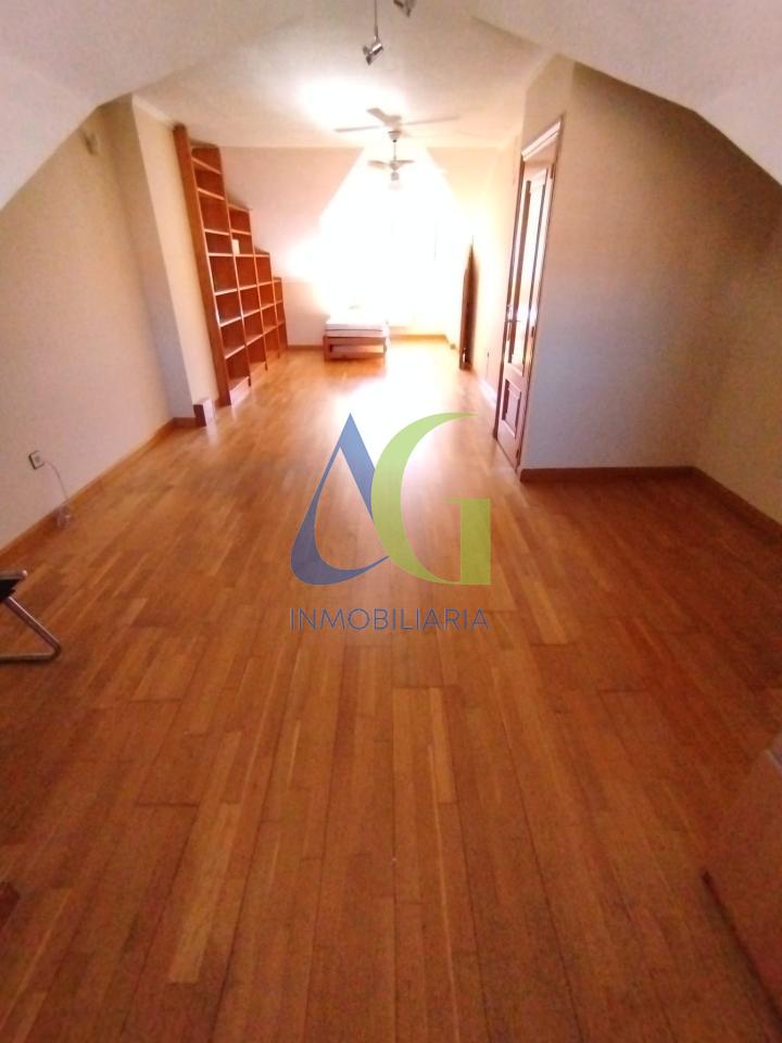 SE ALQUILA  ADOSADO DE TRES HABITACIONES EN TROBAJO DEL CAMINO.  URBANZIACION LAS MUNDINAS