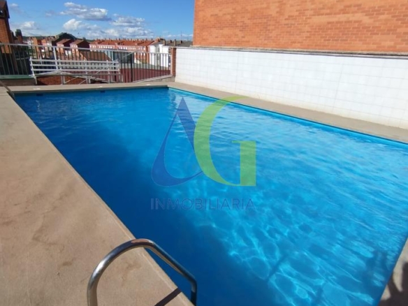 SE ALQUILA  ADOSADO DE TRES HABITACIONES EN TROBAJO DEL CAMINO.  URBANZIACION LAS MUNDINAS