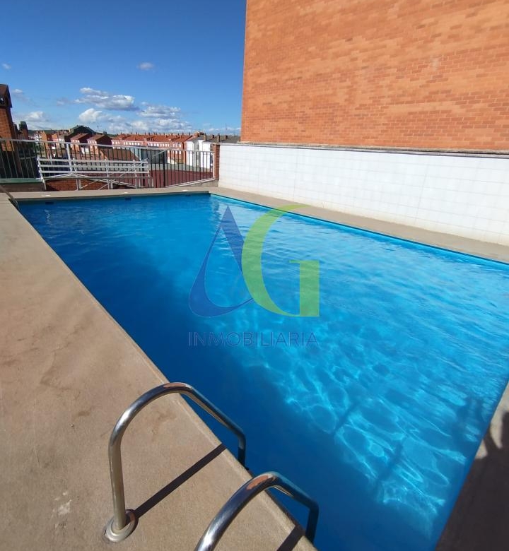 SE ALQUILA  ADOSADO DE TRES HABITACIONES EN TROBAJO DEL CAMINO.  URBANZIACION LAS MUNDINAS