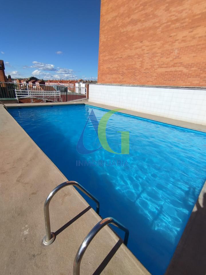 SE ALQUILA  ADOSADO DE TRES HABITACIONES EN TROBAJO DEL CAMINO.  URBANZIACION LAS MUNDINAS