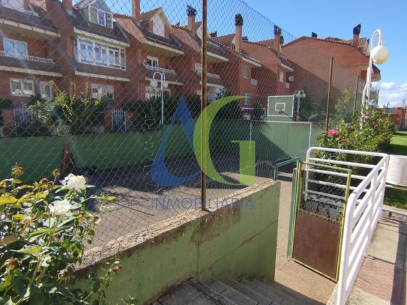 SE ALQUILA  ADOSADO DE TRES HABITACIONES EN TROBAJO DEL CAMINO.  URBANZIACION LAS MUNDINAS