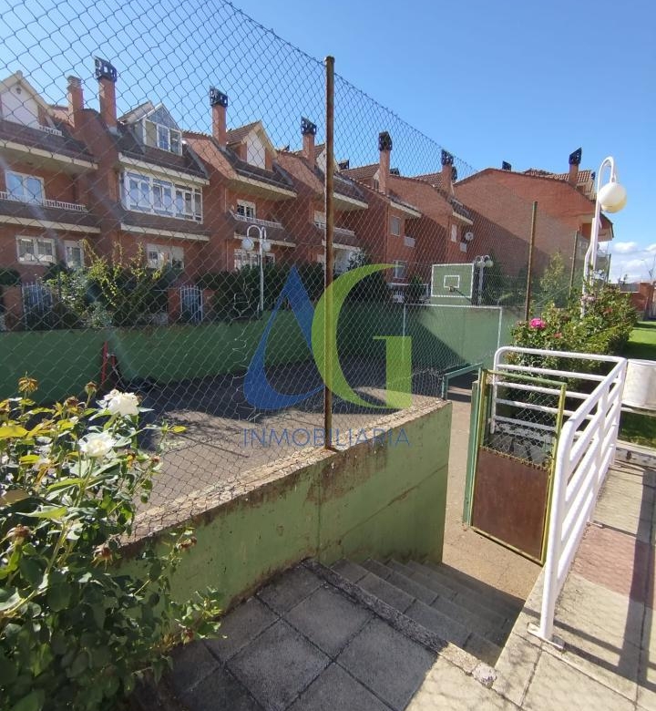 SE ALQUILA  ADOSADO DE TRES HABITACIONES EN TROBAJO DEL CAMINO.  URBANZIACION LAS MUNDINAS