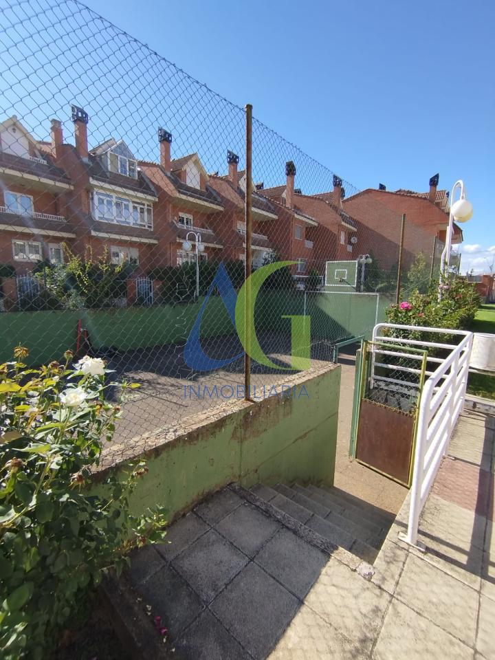 SE ALQUILA  ADOSADO DE TRES HABITACIONES EN TROBAJO DEL CAMINO.  URBANZIACION LAS MUNDINAS