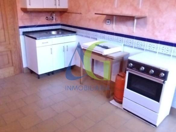 SE ALQUILA  ADOSADO DE TRES HABITACIONES EN TROBAJO DEL CAMINO.  URBANZIACION LAS MUNDINAS