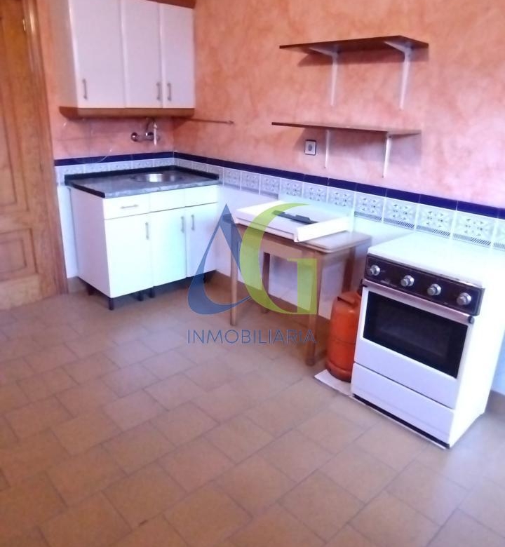 SE ALQUILA  ADOSADO DE TRES HABITACIONES EN TROBAJO DEL CAMINO.  URBANZIACION LAS MUNDINAS
