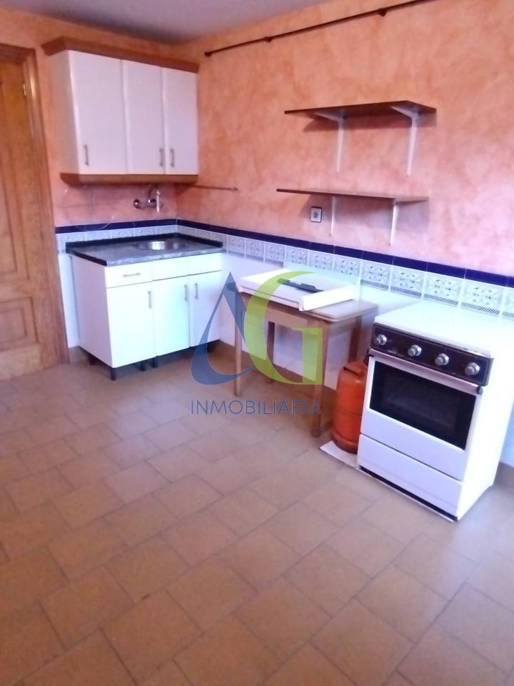 SE ALQUILA  ADOSADO DE TRES HABITACIONES EN TROBAJO DEL CAMINO.  URBANZIACION LAS MUNDINAS