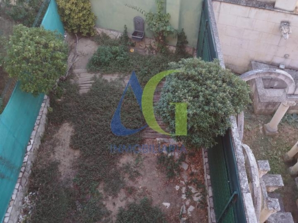 SE ALQUILA  ADOSADO DE TRES HABITACIONES EN TROBAJO DEL CAMINO.  URBANZIACION LAS MUNDINAS