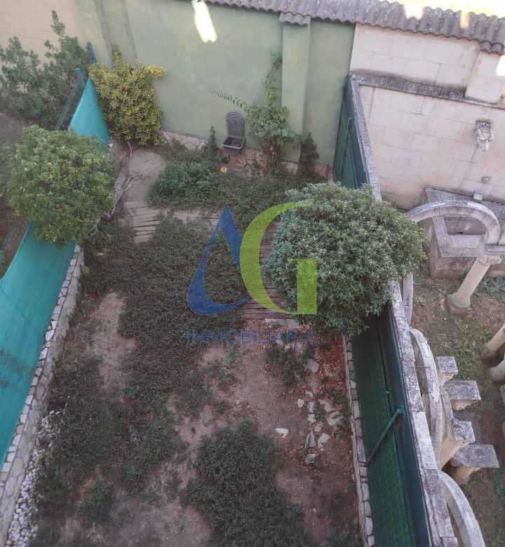 SE ALQUILA  ADOSADO DE TRES HABITACIONES EN TROBAJO DEL CAMINO.  URBANZIACION LAS MUNDINAS