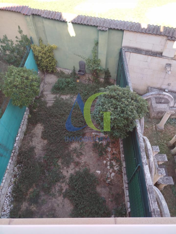 SE ALQUILA  ADOSADO DE TRES HABITACIONES EN TROBAJO DEL CAMINO.  URBANZIACION LAS MUNDINAS