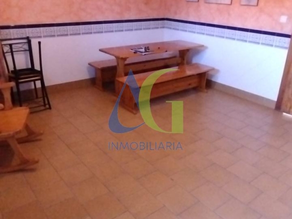 SE ALQUILA  ADOSADO DE TRES HABITACIONES EN TROBAJO DEL CAMINO.  URBANZIACION LAS MUNDINAS