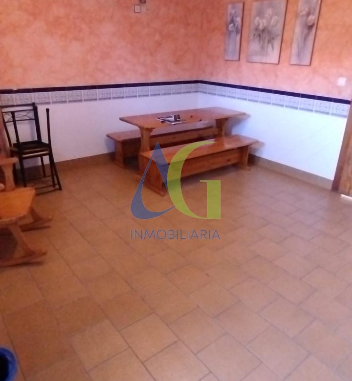SE ALQUILA  ADOSADO DE TRES HABITACIONES EN TROBAJO DEL CAMINO.  URBANZIACION LAS MUNDINAS