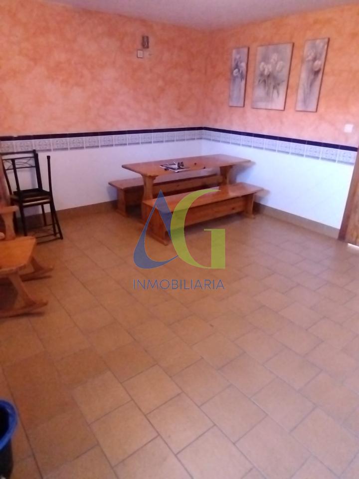 SE ALQUILA  ADOSADO DE TRES HABITACIONES EN TROBAJO DEL CAMINO.  URBANZIACION LAS MUNDINAS
