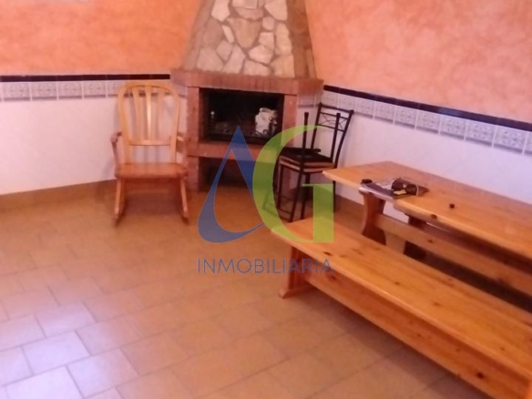 SE ALQUILA  ADOSADO DE TRES HABITACIONES EN TROBAJO DEL CAMINO.  URBANZIACION LAS MUNDINAS