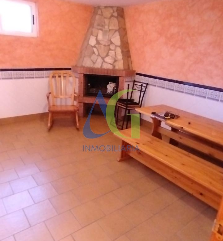 SE ALQUILA  ADOSADO DE TRES HABITACIONES EN TROBAJO DEL CAMINO.  URBANZIACION LAS MUNDINAS