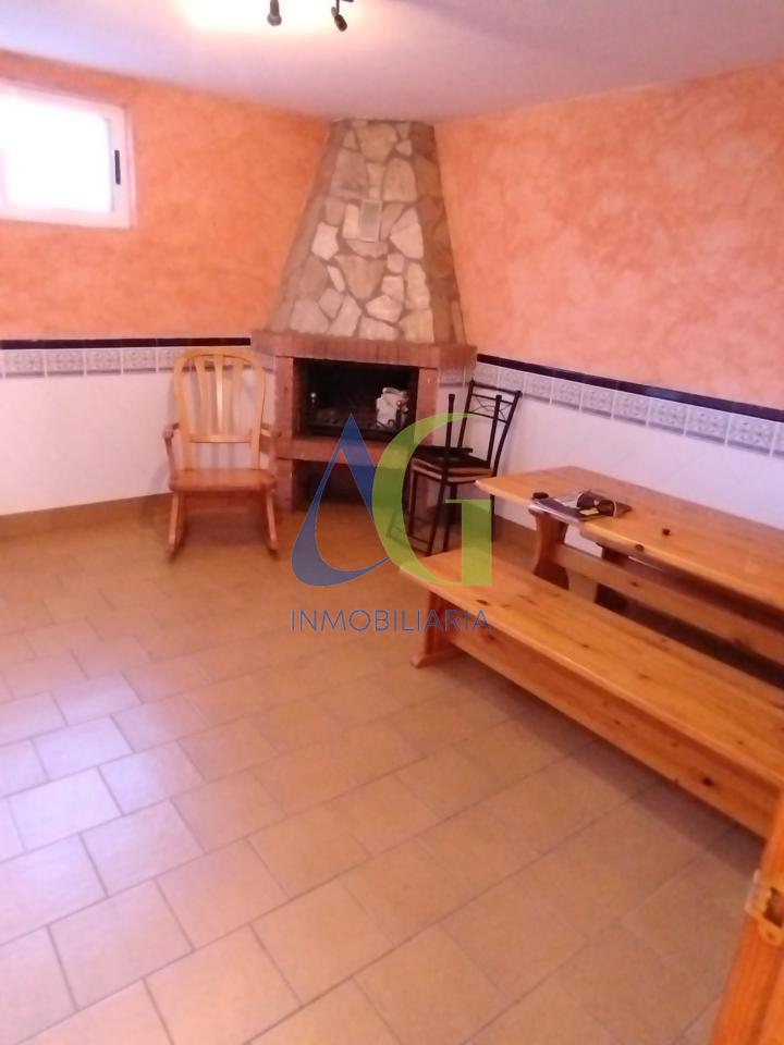 SE ALQUILA  ADOSADO DE TRES HABITACIONES EN TROBAJO DEL CAMINO.  URBANZIACION LAS MUNDINAS