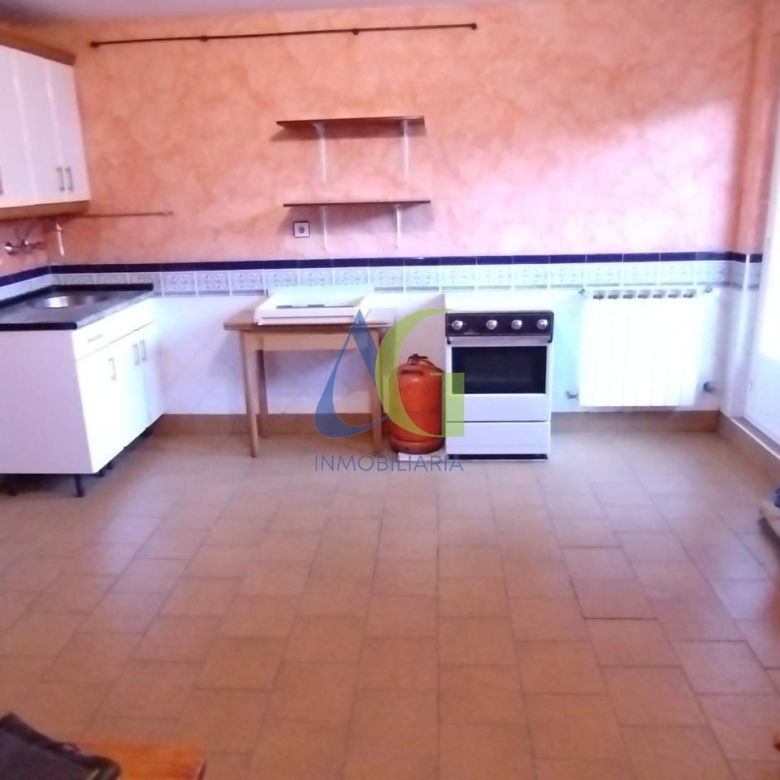 SE ALQUILA  ADOSADO DE TRES HABITACIONES EN TROBAJO DEL CAMINO.  URBANZIACION LAS MUNDINAS