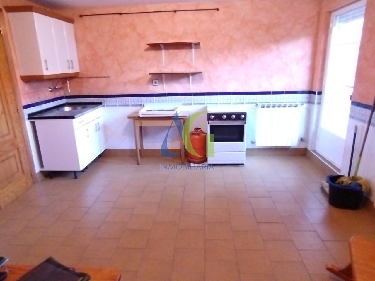 SE ALQUILA  ADOSADO DE TRES HABITACIONES EN TROBAJO DEL CAMINO.  URBANZIACION LAS MUNDINAS